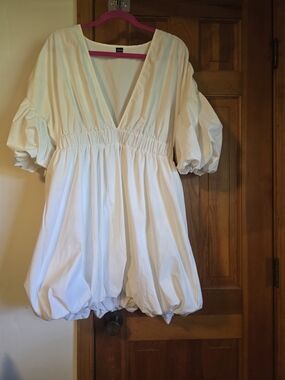 Women’s White V-Neck Puff Sleeve Bubble Hem Dress